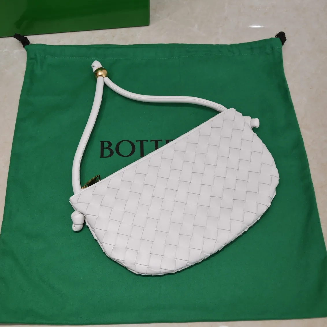 Batch 1220 BV has released new products. The small size TURN #recommended new hot style is still the classic woven logo that we can recognize at a glance. It is really a unique style that is familiar and unfamiliar! Made of sheepskin braiding, with beautiful gold beads on the shoulder straps for free adjustment. You can switch between the shoulder bag and the handbag at will. It has a concave and convex shape anytime and anywhere. It is a practical king with a unique personality. It also has the right color combination that can be sweet or salty. It is full of style. It is a beautiful summer catwalk style. Pull it out quickly. Small size: 29*3*19. Model: 6699-2#